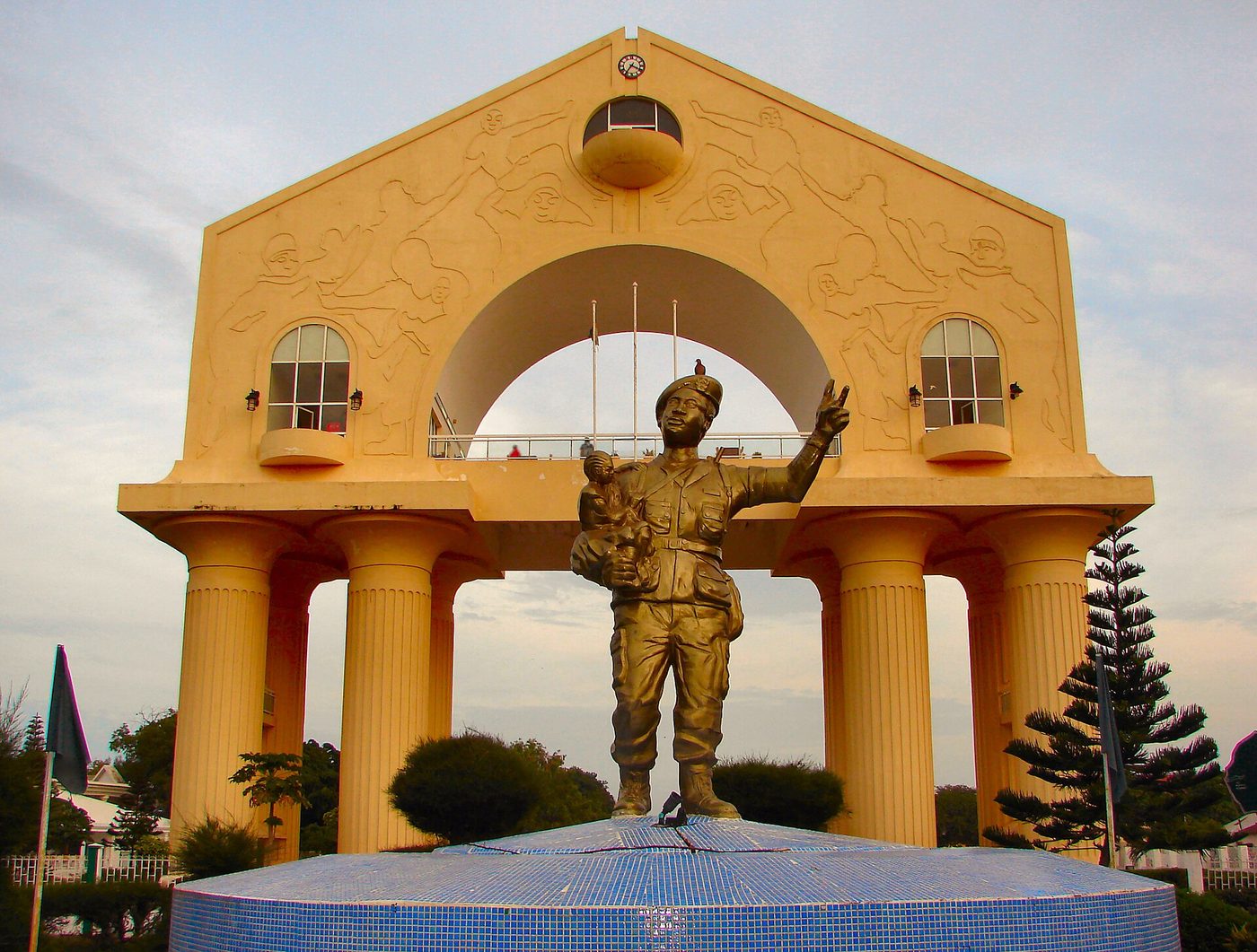 Banjul-Arch22-And-Statue, Gambia