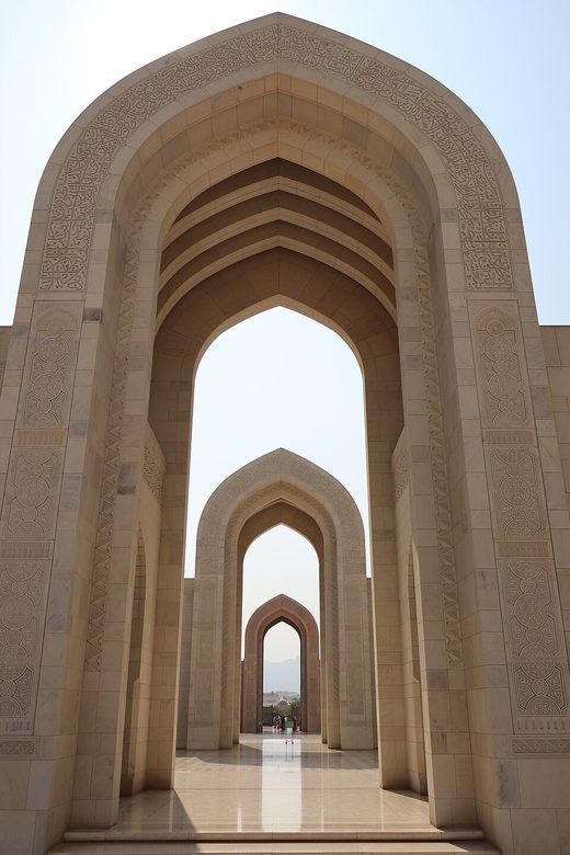 Muscat, moschea del sultano qaboos, esterno, archi 01, Oman