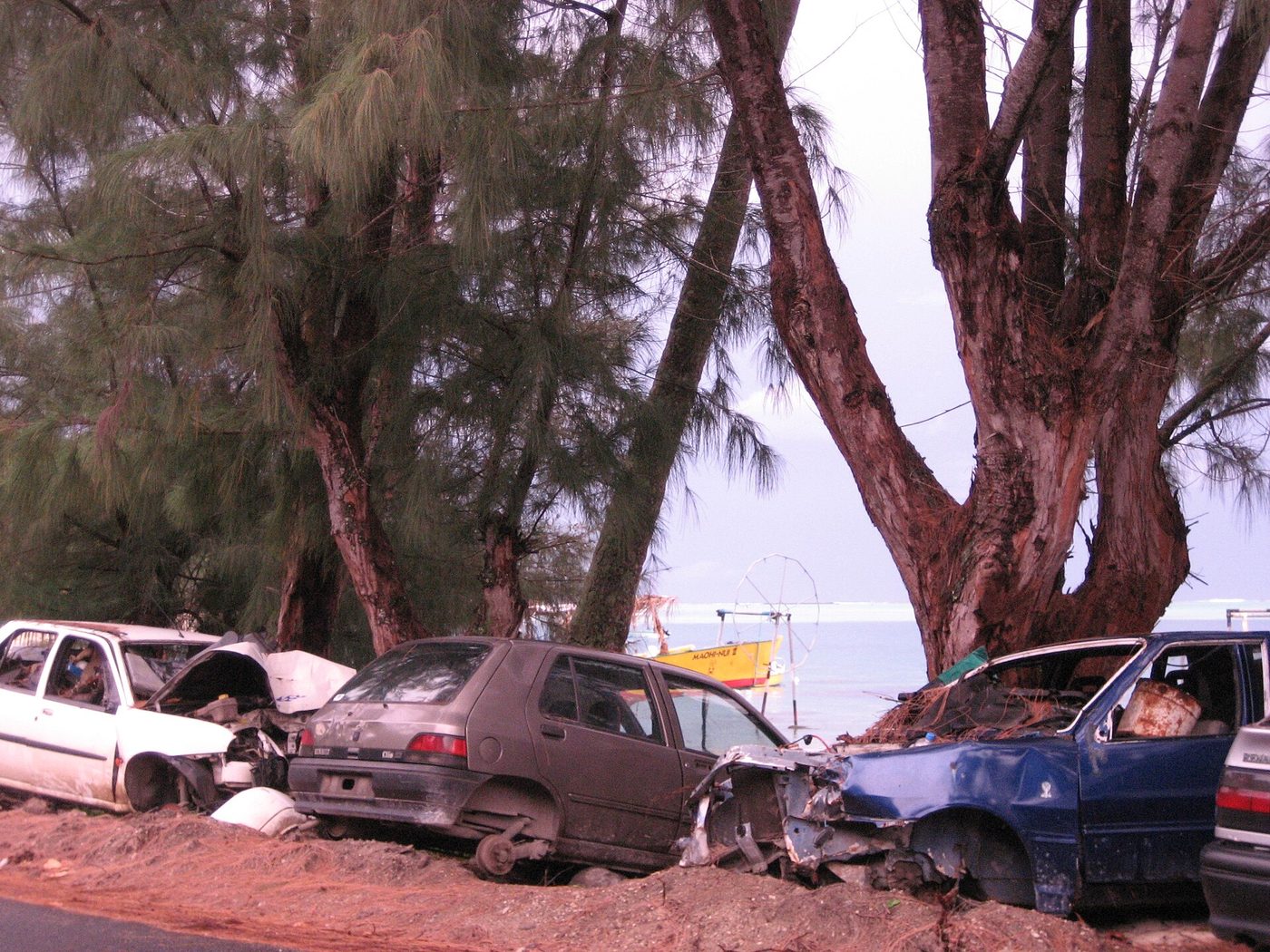 Bora Bora - junk cars alongside the lagoon - panoramio, French Polynesia